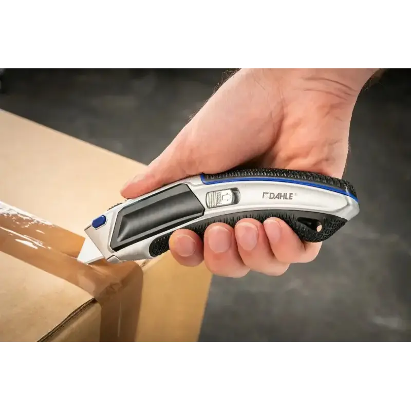 Dahle 10891 Profesional Heavy Duty Cuter con Cuchilla Trapezoidal de Acero al Carbono SK5 - Guia Automatica - Cuerpo Metalico -