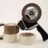 Apli Dispensador de Precinto - para Rollo Normal y Compacto - Facil de Usar y Cargar - Resistente y Duradero - Blanco | Ahorro I
