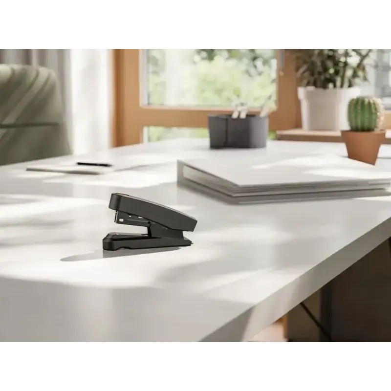 Novus B10FC re+new Grapadora de Sobremesa - Fabricada con 95% de Plastico Reciclado - Hasta 20 Hojas - Grapado Plano y Clavado -